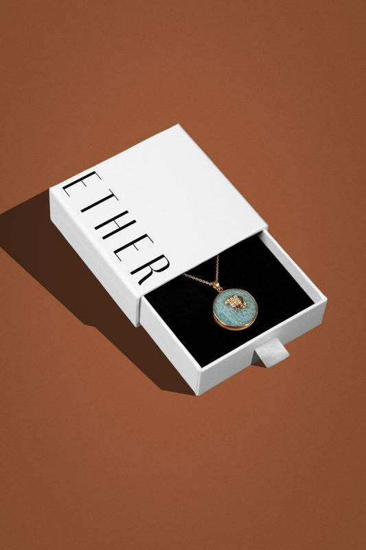 Virgo zodiac pendant: amazonite cabochon and peridot.

Amuleto de Virgo: amazonita cabujón y peridoto.