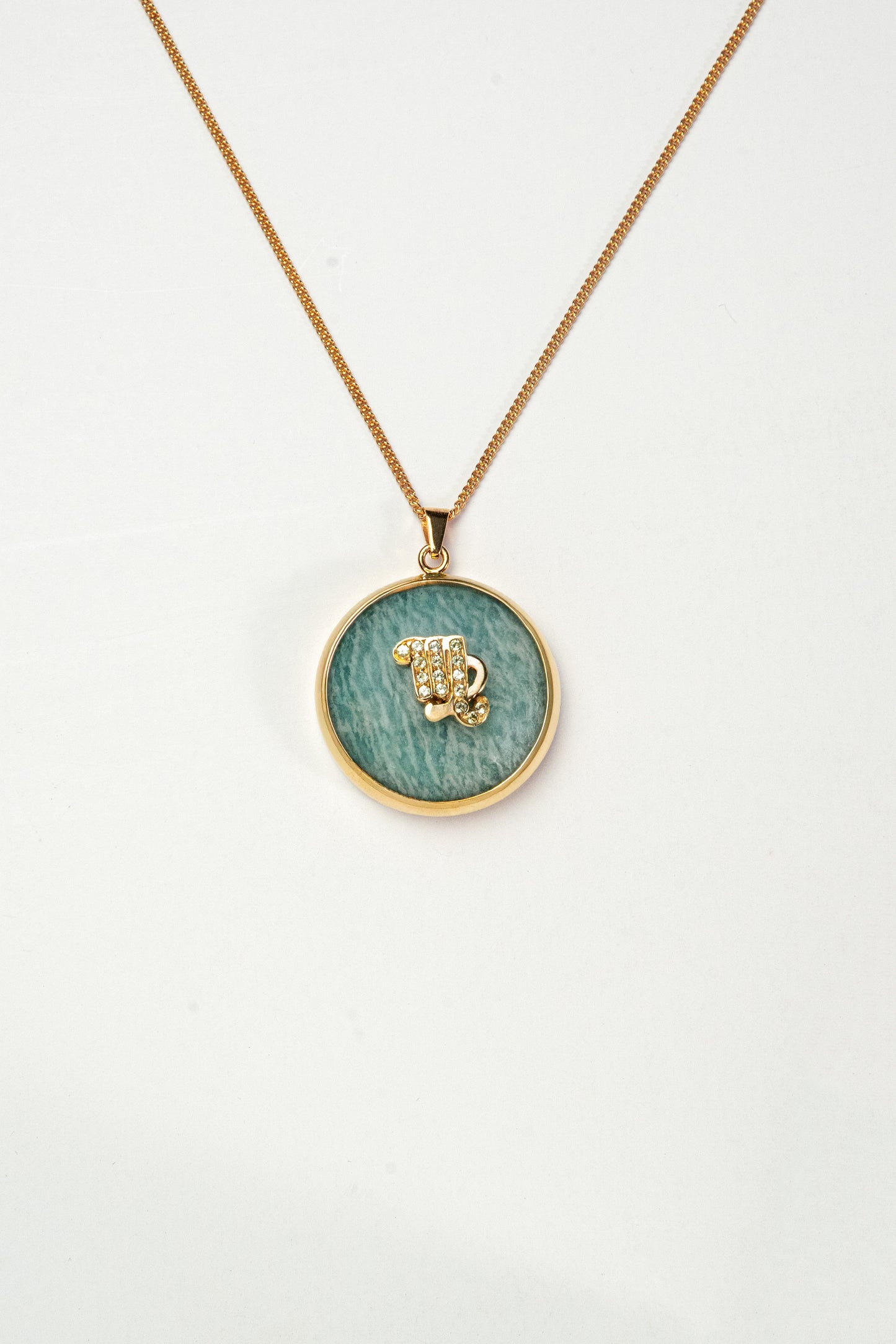 Virgo zodiac pendant: amazonite cabochon and peridot.

Amuleto de Virgo: amazonita cabujón y peridoto.