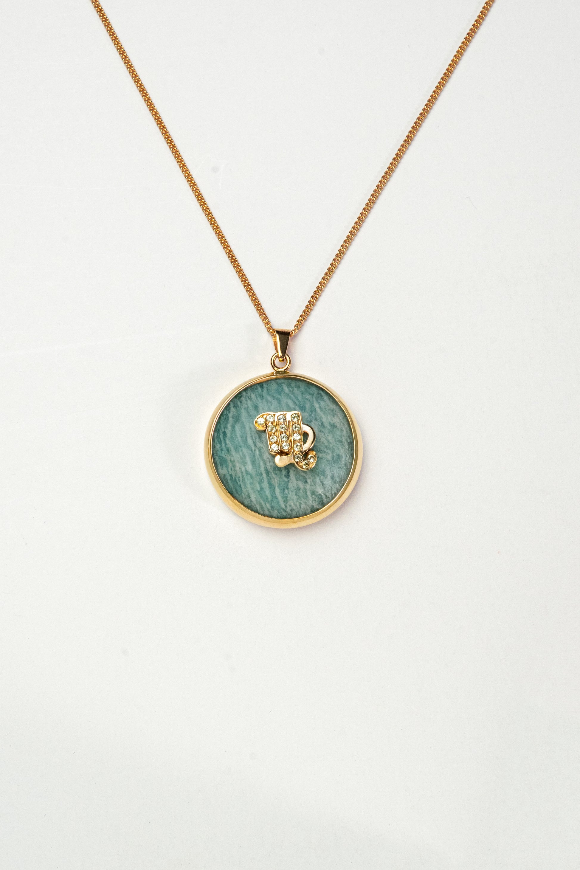 Virgo zodiac pendant: amazonite cabochon and peridot.

Amuleto de Virgo: amazonita cabujón y peridoto.