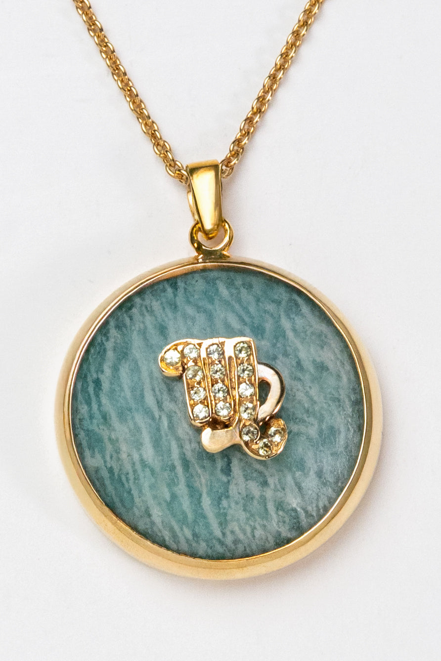 Virgo zodiac pendant: amazonite cabochon and peridot.

Amuleto de Virgo: amazonita cabujón y peridoto.